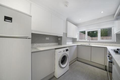 Newly fitted High gloss kitchen