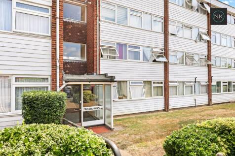 This spacious two bedroom split level flat, on the ground and first floors, is within easy reach of all the extensive amenities available in the South Woodford area.