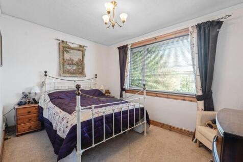 3 bed, 2 bath Detached Bungalow in Leeds - Photo 12