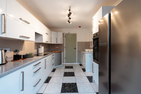FITTED KITCHEN