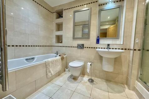 L - Master ensuite