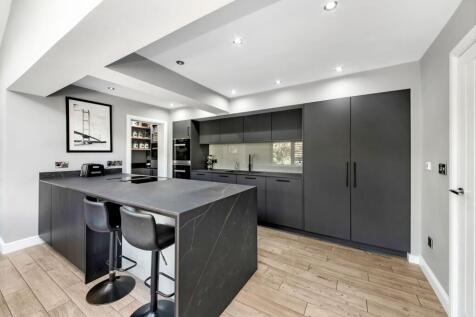 OPEN-PLAN DINING KITCHEN AND FAMILY ROOM