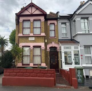 This charming and spacious 1-bedroom first floor flat in E7 offers comfortable living in a highly convenient location, ideal for professionals or couples. Boasting a bright and airy layout, the proper