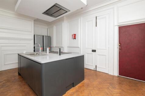 Acen Properties are pleased to introduce this magnificent grade II listed house situated in the Old City of Bristol.