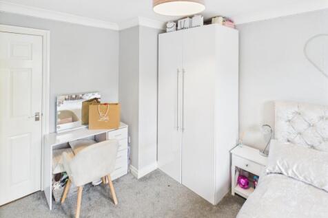 CAM04233G0-PR0027-STILL033