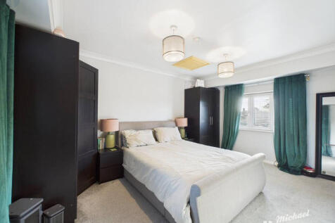 CAM03218G0-PR0828-STILL007-thumbnail-h750-70