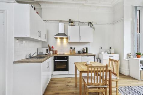 A good sized studio which has been recently refurbished located on the first floor with further benefits which include wooden flooring throughout, modern kitchen and bathroom and a roof terrace. the f