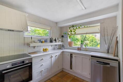 8 bed, 2 bath Semi-Detached in Bristol - Photo 35