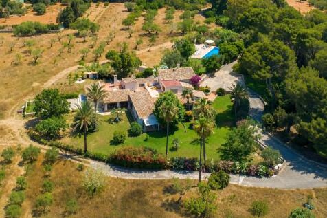 Main house set within extensive Mediterranean parkland