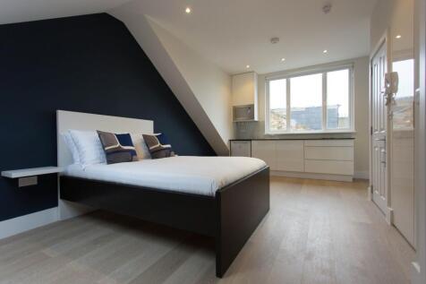 Refurbished double studio with en-suite, kitchenette, fitted wardrobe, and LCD TV. Rent includes gas central heating, water, and council tax. Coin-operated laundry on-site. Close to Finsbury Park Tube