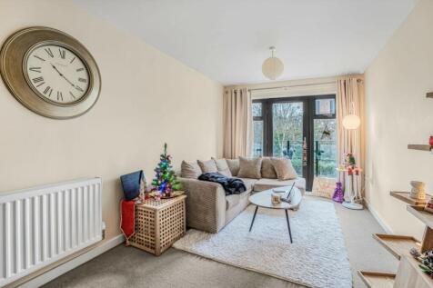 living room photo 7 nursery close