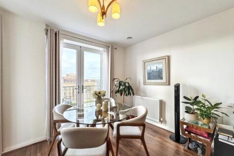 Open plan lounge/kitchen/dining area