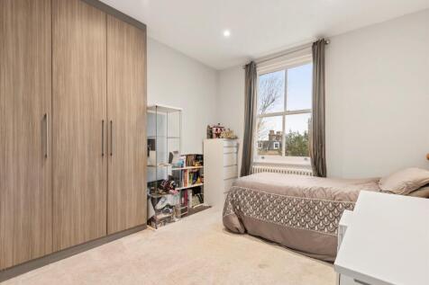 4 bed, 3 bath Semi-Detached in london - Photo 10