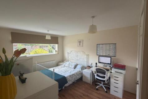Available now, is this lovely furnished two double bedroom ground floor maisonette with private garden. The property is in good condition, and offers laminate flooring throughout, a large reception ro