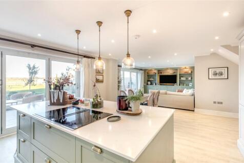 Kitchen/ Dining Area
