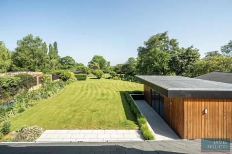 Rear garden and impressive outbuilding
