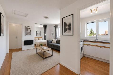 A well-kept studio apartment located a short walk from New Cross Gate and Surrey Quays Overground station. The apartment features a naturally bright reception room, separate kitchen with plenty of sto