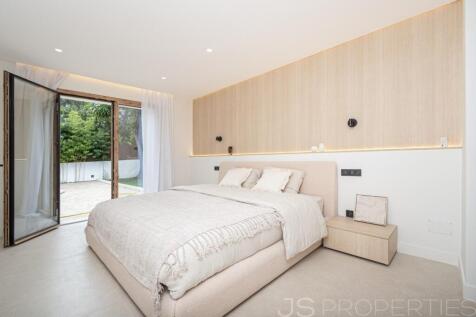 Modern luxury home with pool in a prime location in Puerto Pollensa