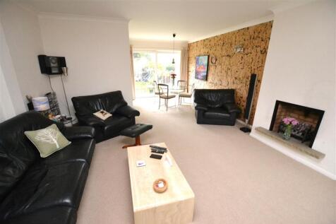 LOUNGE / DINING AREA