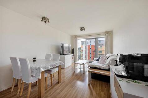 Queen Mary Avenue, E18
