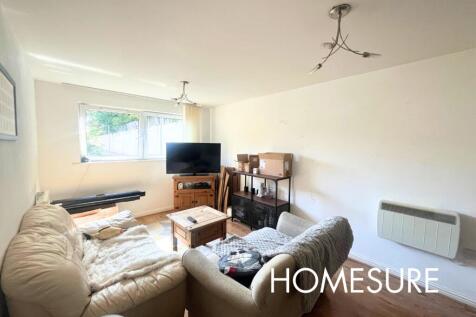 *** TWO BEDROOM APARTMENT *** FIRST FLOOR FLAT *** GENEROUSLY SIZED LIVING SPACE *** PLENTY OF STORAGE *** ALLOCATED PARKING *** SECURE GATED PARKING *** CLOSE TO LOCAL AMENITIES *** TRANSPORT LINKS T