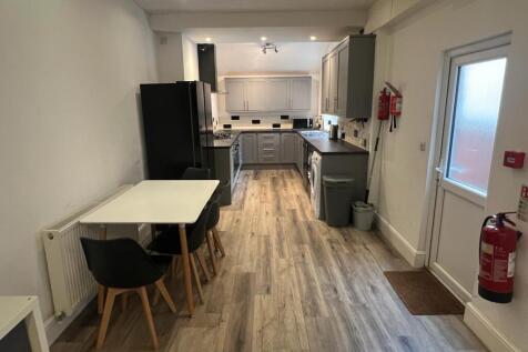 This recently redecorated 6 bedroom house is perfect for students seeking accomodation just a short walk from Fallowfield and Sainsburys, this well furnished house has a large open plan kitchen/living