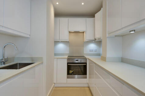 An excellent sixth floor 2 bedroom, 2 bathroom flat (685 sqft/63.66 sqm) in this purpose built block benefiting from 24 hour porterage and communal heating and hot water