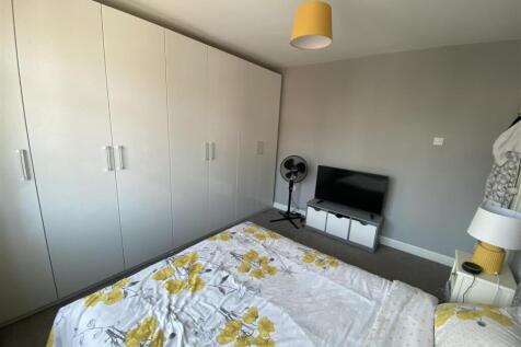 Bedroom no.1 front double: