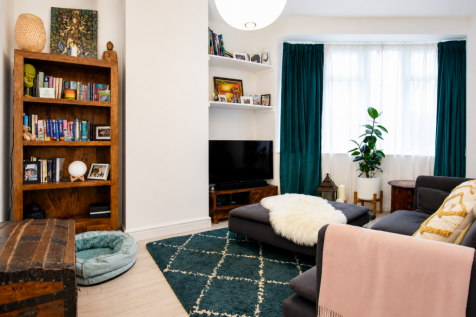 AVAILABLE END OF JULY is this family home for rent situated ideally for FALCONWOOD rail station and GOOD SCHOOLS. This property is ideally suited to a family and comes UNFURNISHED. Additional benefits