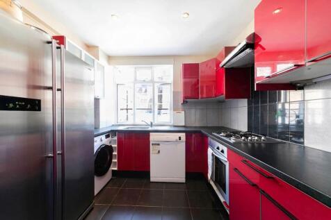 A spacious four-bedroom furnished HMO available to rent from 21st August, ideally located on Adelaide Road within walking distance of the station.