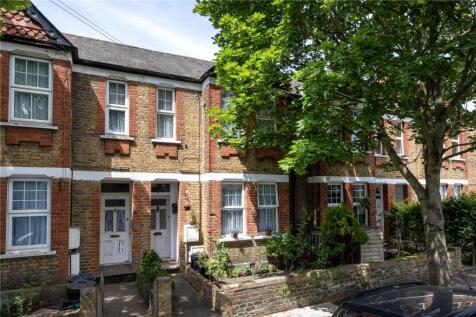 A newly decorated and recarpeted two bedroom maisonette with private garden situated on a quiet residential road in Kew. EPC: D