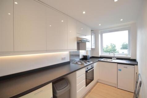A beautiful one bedroom apartment in this sought after private development on Kings Avenue. This top floor property is spacious and bright and perfect for a couple or a single professional. It feature