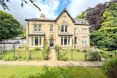 A light and airy attic style apartment offering spacious accommodation of approximately 87.7m2/929sqft, situated within an attractive late Victorian villa that has been imaginatively converted. The pr