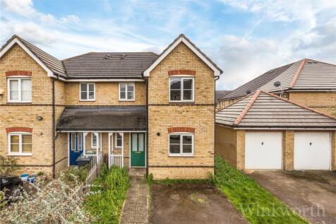 Three Bedroom Semi | Fitted Kitchen with Dining Area| Large Reception | Inner Hallway | Family Bathroom Suite | Garden to Rear | Gas Central Heating | Double Glazing | Off Street Parking | NO HMO | Cl