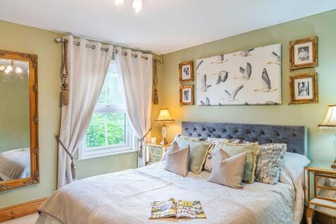 Luxurious principle bedroom