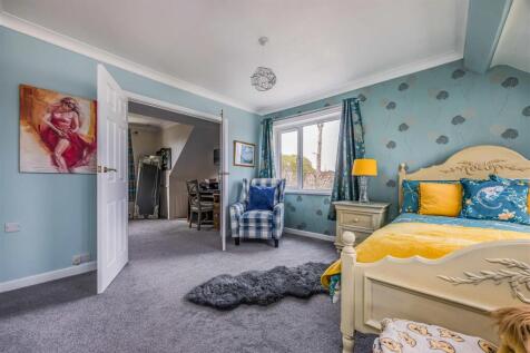 250 Havant Road, Hayling Island-Small-PorticoMarke