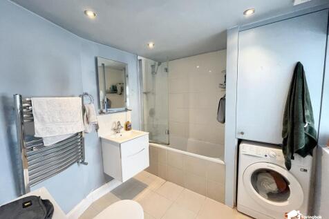 1 bed, 1 bath Apartment in London - Photo 8