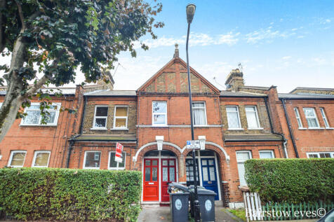 Two double bedroom ground floor Warner flat which is decorated in neutral colours throughout with a private rear garden to the rear and within walking distance to Blackhorse Road Station. Available mi