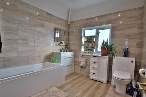 Margaret Road, Priors Park, Tewkesbury - Bathroom