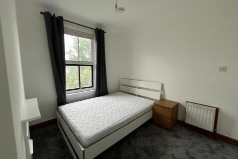 We are pleased to offer this double room in a friendly and well-maintained house share located in SE6. Ideal for a working professional seeking comfort, space, and convenience. Offered furnished and a