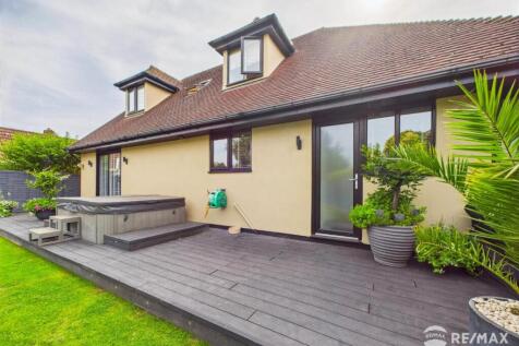Decking Area & Hot Tub.jpg