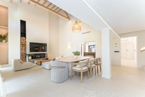 Modern luxury home with pool in a prime location in Puerto Pollensa