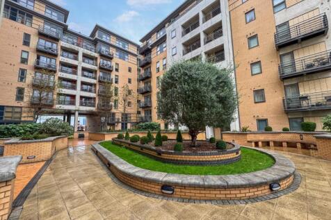 GROUND FLOOR FLAT – ONE BEDROOM – OPEN PLAN KITCHEN LIVING DINING ROOM – SUPERB GATED APARTMENT COMPLEX – ON SITE CONCIERGE – RIVER ACCESS – LEEDS CITY CENTRE – UNFURNISHED – AVAILABLE IN JUNE - HOLDI
