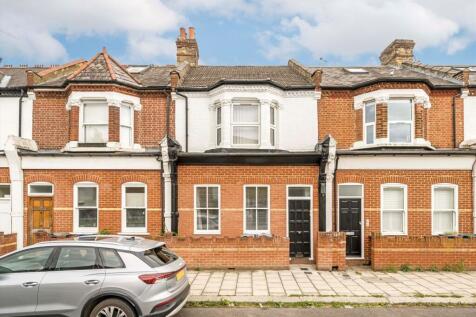 A large one bedroom on the first floor of a period conversion, front reception room, separate kitchen, bathroom split level aspect