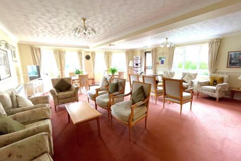 2 communal lounge...