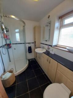 EN-SUITE SHOWER
