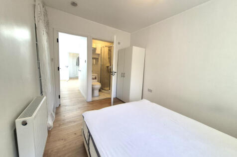 Large studio with separate kitchen. All bills inc