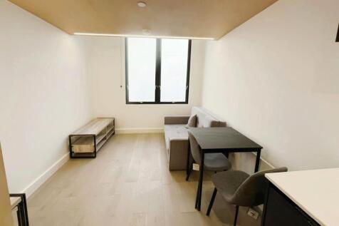 AVAILABLE SEPTEMBER! NPP Residential are delighted to introduce to the market this one bedroom DUPLEX APARTMENT in the popular Sky Gardens development. This property is located in Castlefield, an hist