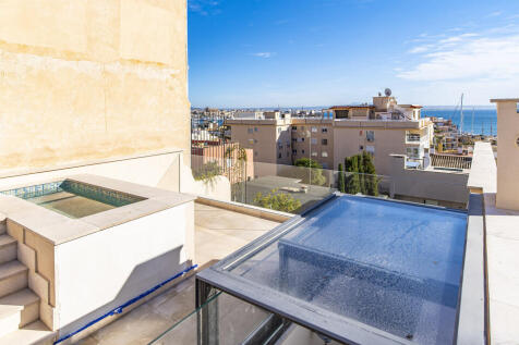 Rooftop with whirlpool and views