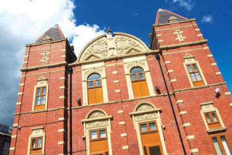Stylish 1-Bedroom Fully Furnished Apartment – Great Location A beautifully presented 1-bedroom, fully furnished apartment situated within a charming converted Sunday School development, just off Town